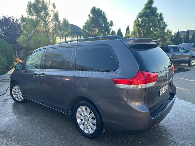Toyota Sienna-6