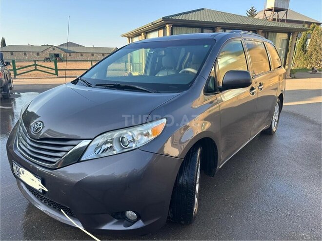 Toyota Sienna-9