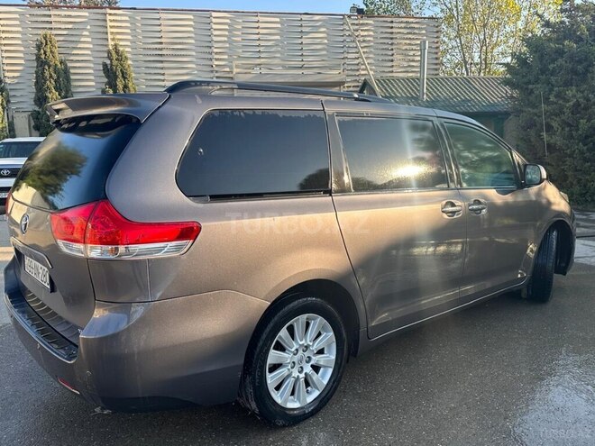 Toyota Sienna-5