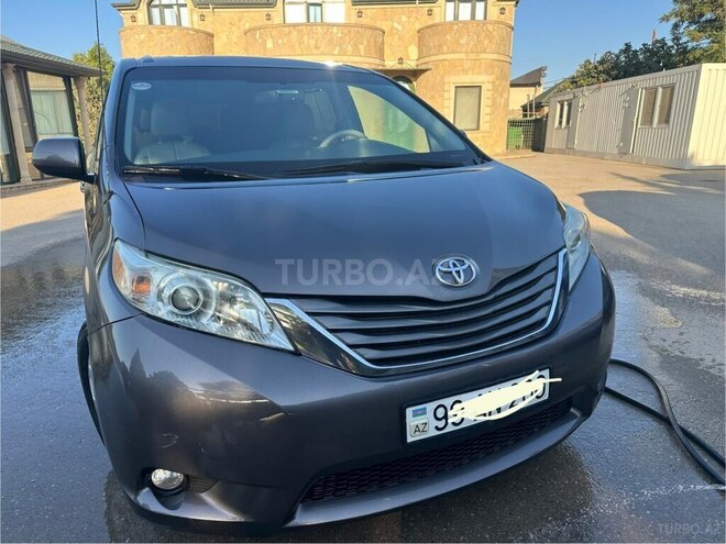 Toyota Sienna-10