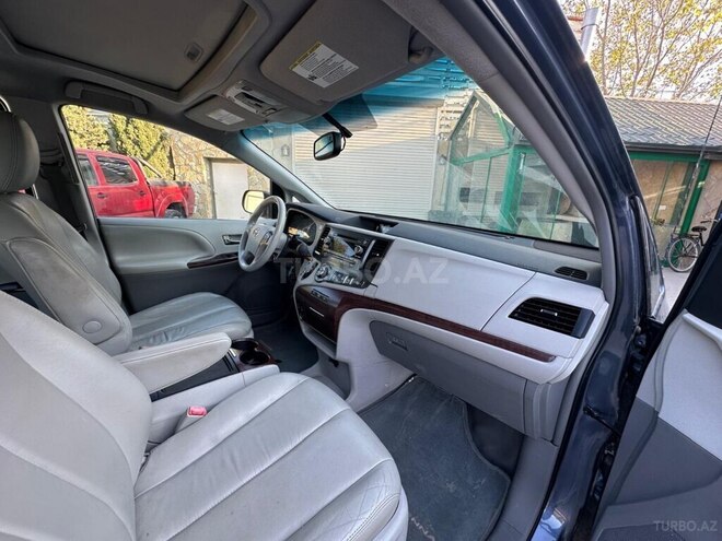 Toyota Sienna-11