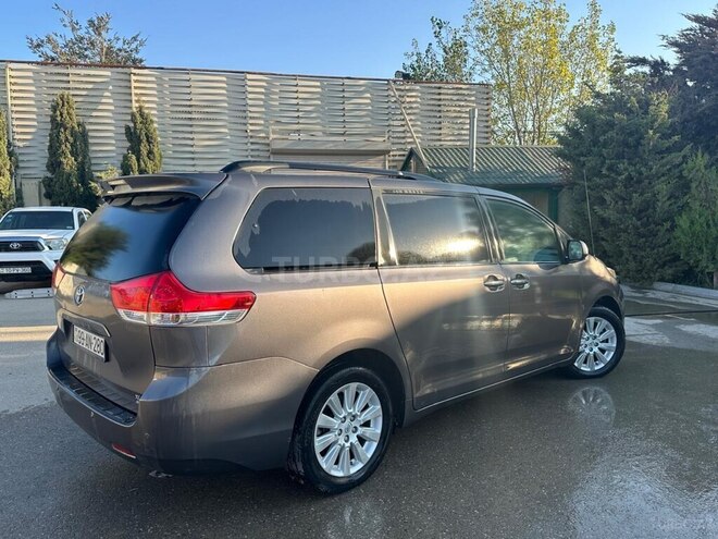 Toyota Sienna-14