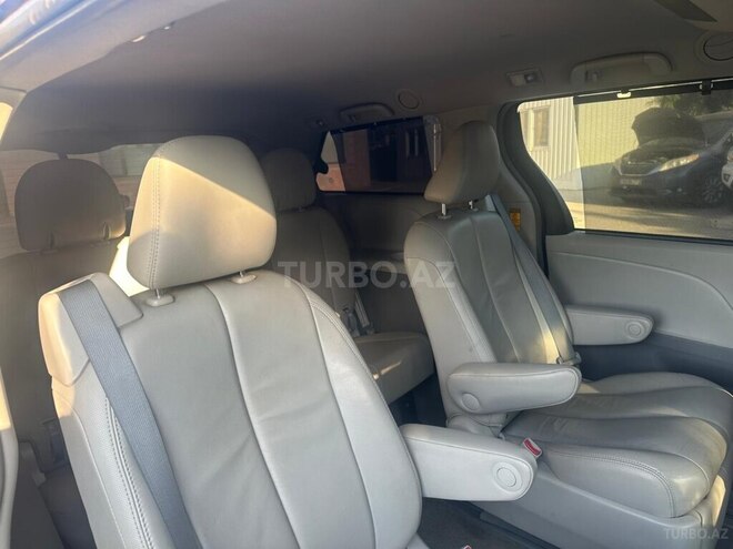 Toyota Sienna-16