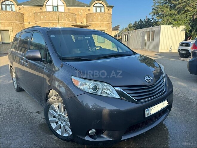 Toyota Sienna-21