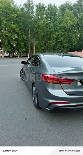 Hyundai Elantra-4