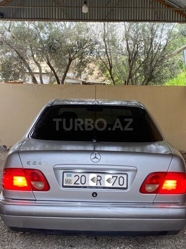 Mercedes E 240-11