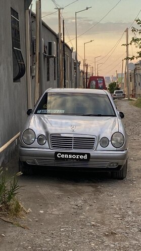 Mercedes E 240-1