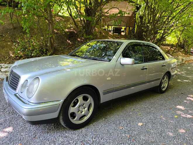 Mercedes E 240-1