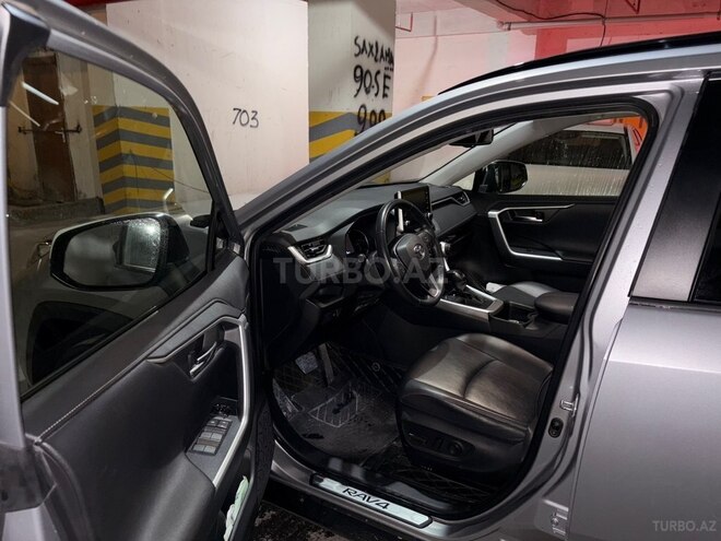 Toyota RAV4-8
