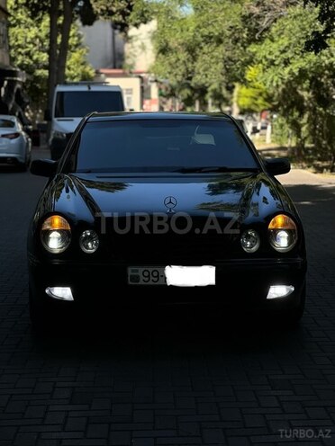 Mercedes E 270-1