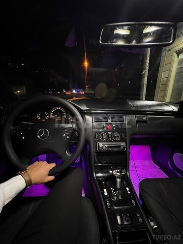 Mercedes E 270-3
