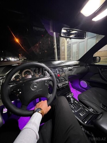 Mercedes E 270-6