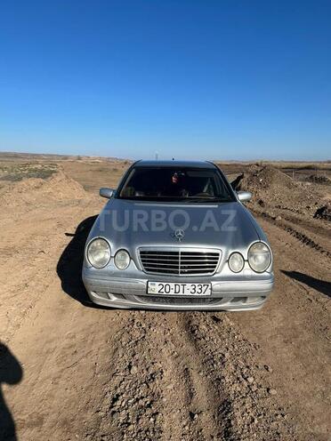 Mercedes E 220-1