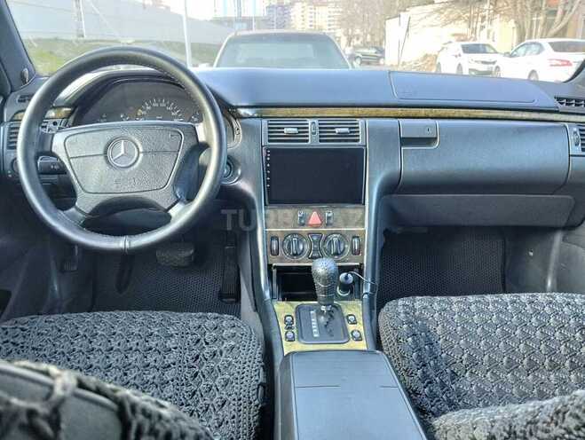 Mercedes E 220-3