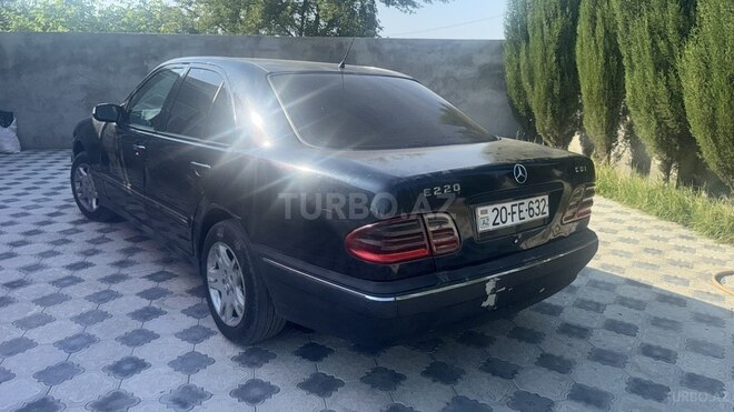 Mercedes E 200-11