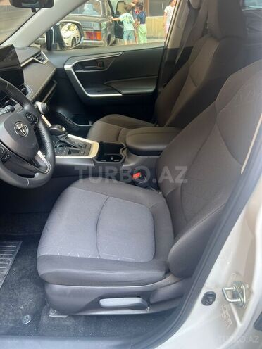 Toyota RAV4-8
