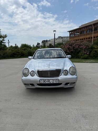 Mercedes E 220-1