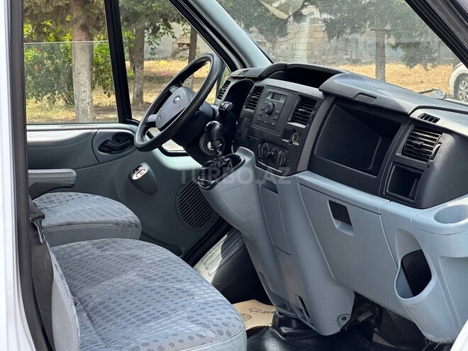 Ford Transit-15