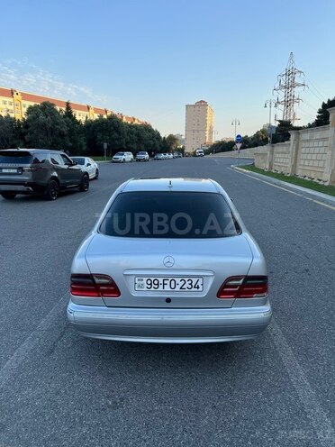 Mercedes E 320-8
