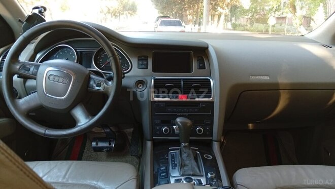 Audi Q7-5