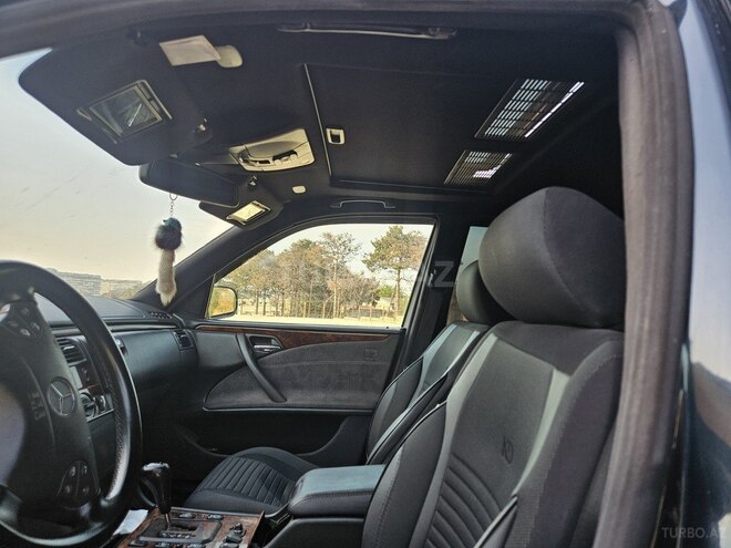 Mercedes E 220-11