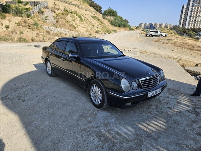 Mercedes E 220-1