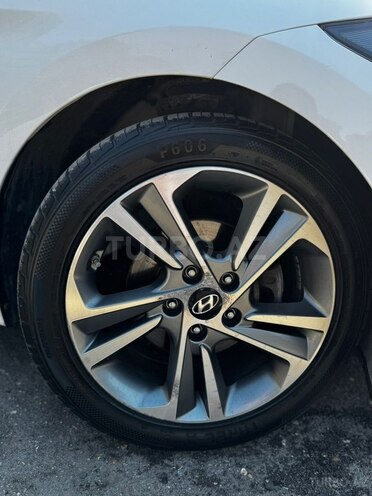 Hyundai Elantra-16