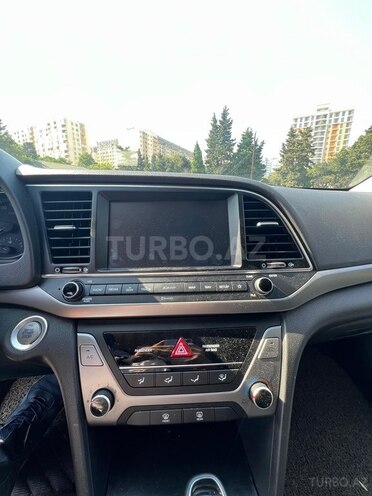 Hyundai Elantra-11