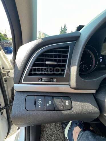Hyundai Elantra-13