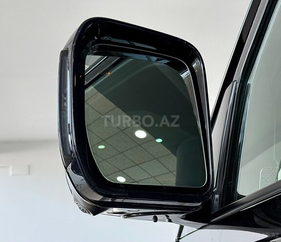 Land Rover Defender-7