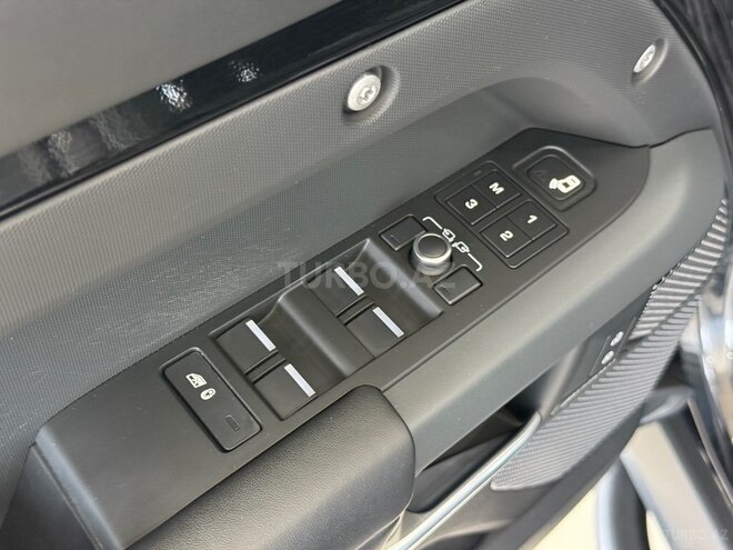 Land Rover Defender-21