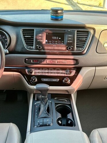 Kia Carnival-13