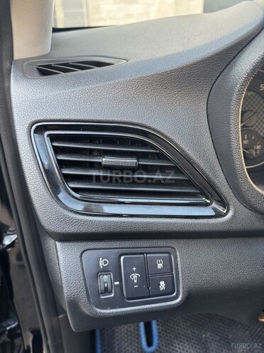 Hyundai Accent-11