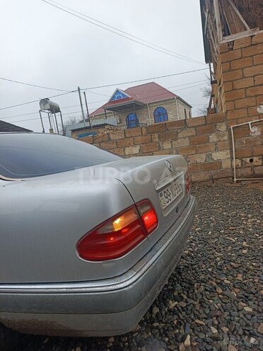 Mercedes E 200-3