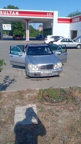 Mercedes E 200-1
