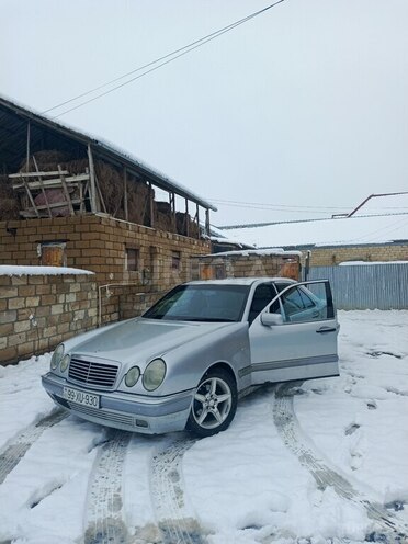 Mercedes E 200-5