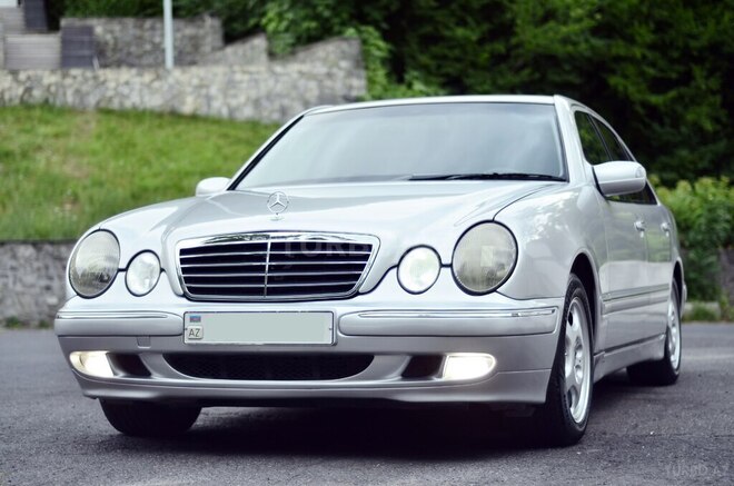Mercedes E 220-1