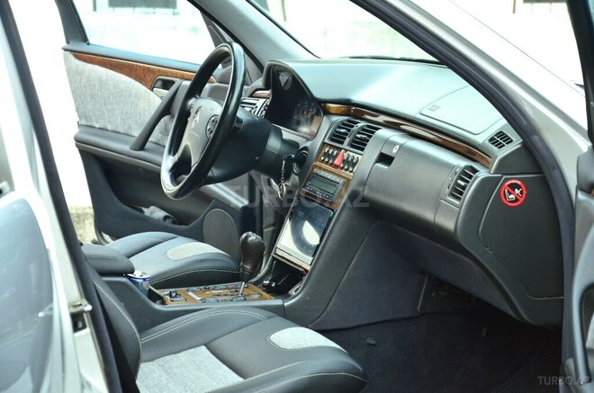 Mercedes E 220-11