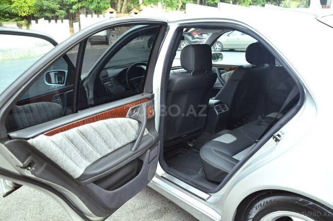 Mercedes E 220-13