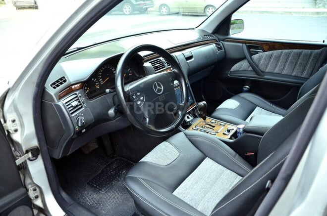 Mercedes E 220-12