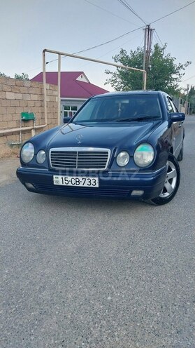 Mercedes E 240-1