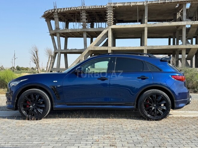 Infiniti QX70-3