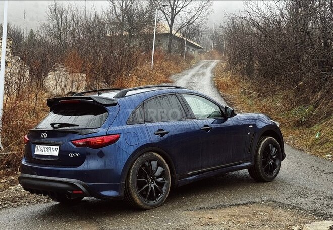 Infiniti QX70-6