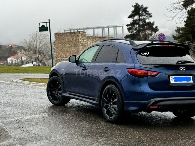 Infiniti QX70-9