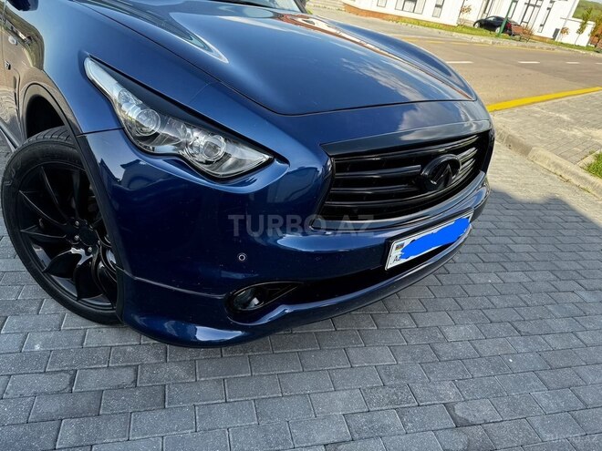 Infiniti QX70-8