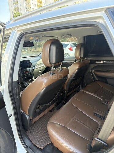 Kia Sorento-12