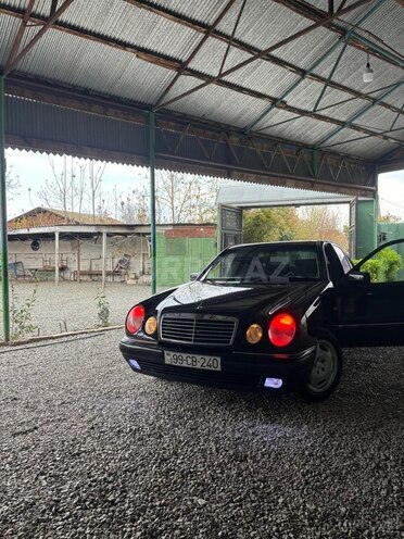 Mercedes E 240-4