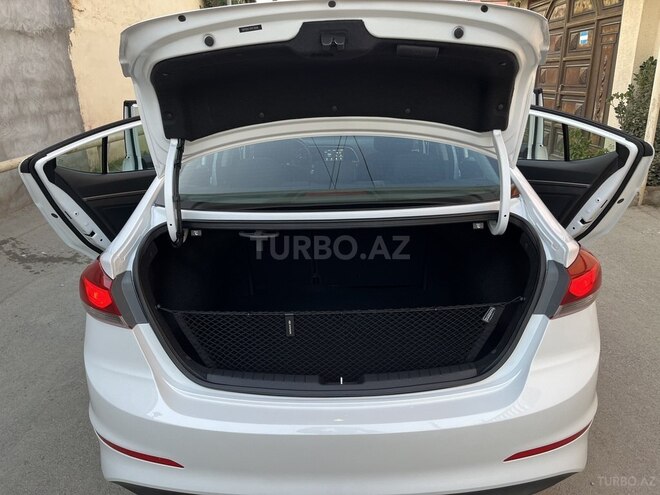 Hyundai Elantra-12