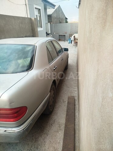 Mercedes E 200-4