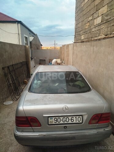 Mercedes E 200-2
